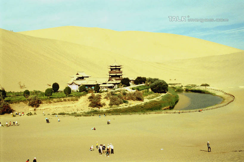 东方人,家,走,横图,俯视,室外,白天,旅游,度假,草地,草坪,河流,美景,沙漠,水,植物,亚洲,行人,游客,游人,阴影,服装,光线,影子,帐篷,房屋,屋子,河水,景观,水流,云,云朵,许多人,云彩,注视,休闲装,黄种人,文化,娱乐,传统,路人,旅客,住宅,草,衣服,蓝色,绿色,白云,蓝天,天空,阳光,自然,天,观察,看,一群人,享受,休闲,休闲服,景色,便捷,放松,服饰,晴朗,观看,察看,便利,关注,自然风光,蒙古包,毡房,过客,男人,男性,年轻男性,年轻女性,女人,女性,亚洲人,大漠,砂漠,晴空,步行,散步,走路,半身,彩图,高角度拍摄,房子,小屋,毡包,穹庐,毡帐,shrj1