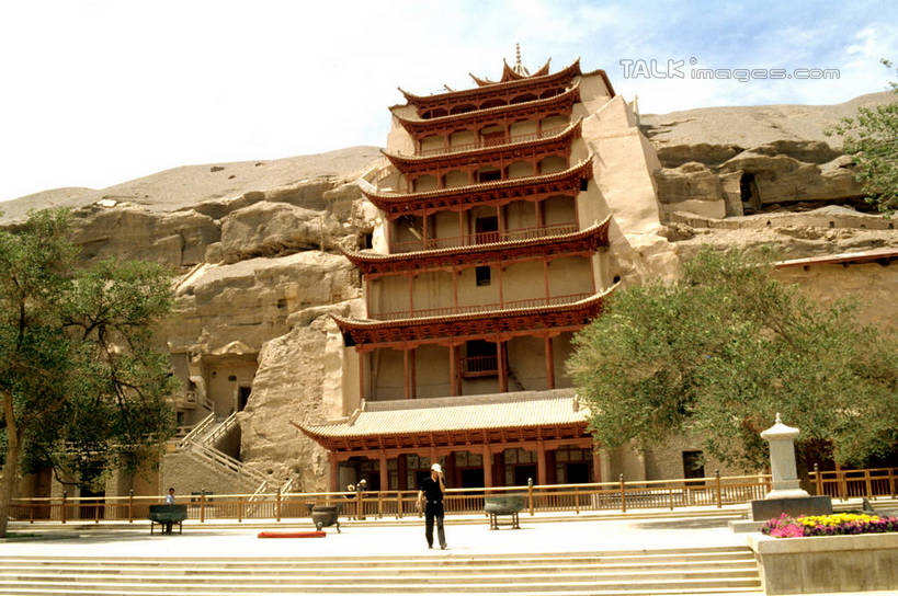 东方人,一个人,站,横图,室外,白天,仰视,旅游,度假,名胜古迹,山,山脉,植物,标志建筑,地标,建筑,亚洲,仅一个男性,仅一个人,阴影,服装,遗迹,光线,影子,山峰,云,云朵,塔,山峦,云彩,休闲装,黄种人,古迹,文物,娱乐,建设,古建筑,宝塔,佛塔,树,树木,仅一个年轻男性,衣服,蓝色,绿色,白云,蓝天,天空,阳光,自然,群山,天,站着,享受,休闲,休闲服,旅游胜地,放松,服饰,生长,晴朗,成长,古文明,浮图,浮屠,男人,男性,年轻男性,亚洲人,晴空,抬头,仰头,站立,彩图,低角度拍摄,全身,塔婆,浮图塔,浮头,佛图,shrj1