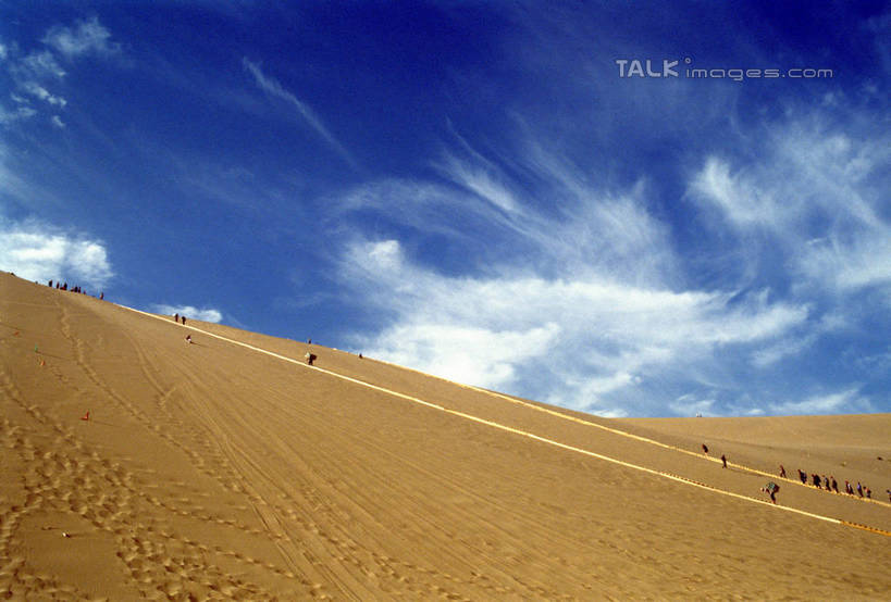 无人,横图,室外,白天,仰视,旅游,度假,美景,沙漠,阴影,光线,影子,地平线,景观,云,云朵,辽阔,地面,云彩,娱乐,蓝色,白云,蓝天,天空,阳光,自然,天,享受,休闲,广阔,景色,放松,晴朗,一望无际,自然风光,延伸,天地相交,无边无际,一马平川,大漠,砂漠,晴空,彩图,低角度拍摄,shrj1