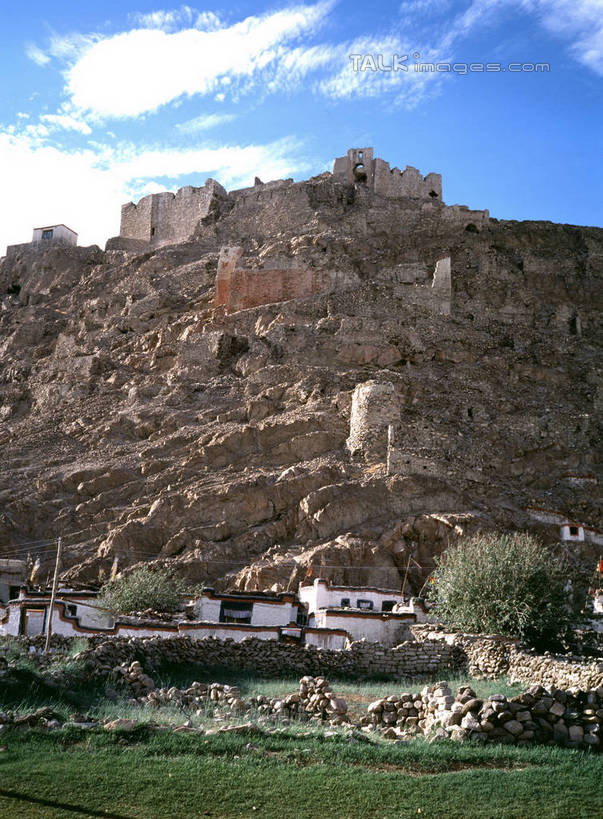 无人,家,竖图,室外,白天,正面,旅游,度假,草地,草坪,美景,山,山脉,植物,阴影,光线,影子,房屋,屋子,景观,山峰,云,云朵,公寓,山峦,云彩,娱乐,洋房,楼房,住宅,草,树,树木,蓝色,绿色,白云,蓝天,天空,阳光,自然,群山,天,享受,休闲,景色,放松,生长,晴朗,成长,自然风光,晴空,彩图,房子,shrj1