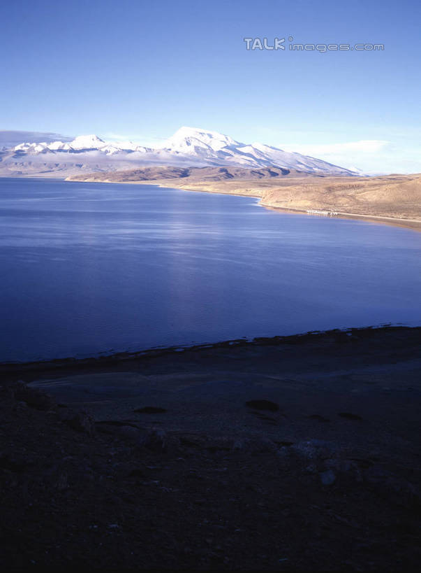 无人,竖图,室外,白天,正面,旅游,度假,湖,湖泊,美景,山,水,雪,雪山,大雪,阴影,光线,影子,冰,湖面,积雪,景观,山峰,水流,水面,雪景,云,云朵,冬季,冬天,山峦,云彩,娱乐,蓝色,白云,蓝天,天空,阳光,自然,湖水,天,享受,休闲,景色,放松,寒冷,晴朗,冰冷,自然风光,严寒,冰凉,酷寒,凛冽,凛凛,极冷,晴空,彩图,shrj1