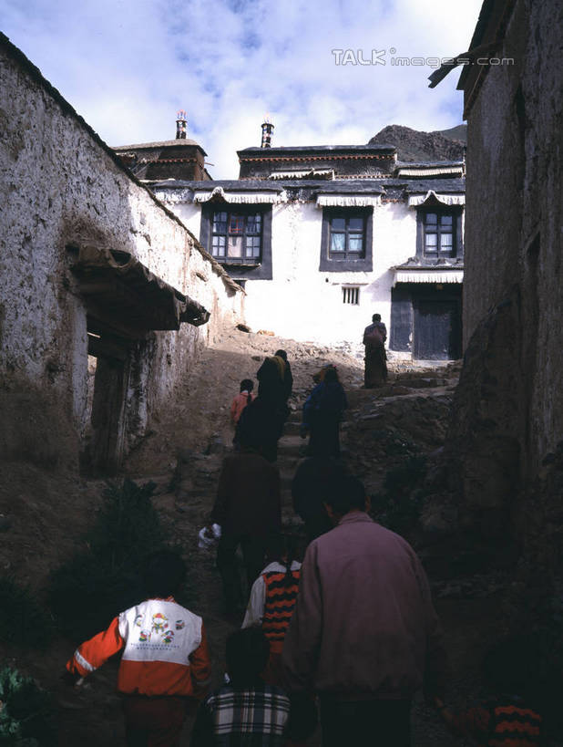 东方人,儿童,三个人,家庭,父亲,儿子,家,走,竖图,室外,白天,纯洁,亚洲,阴影,服装,朦胧,模糊,光线,影子,房屋,屋子,云,云朵,云彩,休闲装,黄种人,楼房,住宅,小孩,背面,衣服,蓝色,白云,蓝天,天空,阳光,天,休闲,温暖,温馨,父子,一家人,休闲服,瓦房,父爱,可爱,童年,童趣,服饰,晴朗,和睦,童真,烂漫,无邪,天真,男孩,男人,男性,年轻男性,亚洲人,孩子,年轻人,晴空,步行,散步,走路,半身,彩图,房子,融洽,男生,shrj1