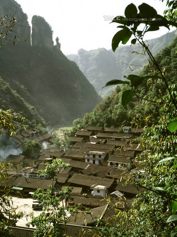 无人,家,竖图,俯视,室外,白天,旅游,度假,河流,美景,山,山脉,树林,水,植物,房屋,屋子,河水,景观,山峰,水流,云,云朵,山峦,云彩,娱乐,楼房,住宅,树,树木,蓝色,绿色,白云,蓝天,天空,自然,群山,天,享受,休闲,瓦房,景色,放松,生长,晴朗,成长,自然风光,晴空,彩图,高角度拍摄,房子,shrj1