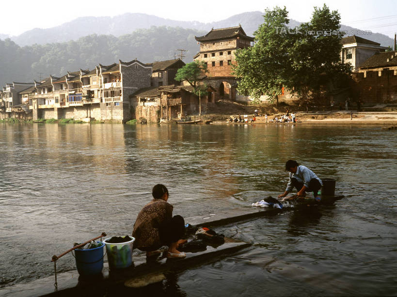 东方人,两个人,伙伴,朋友,家,蹲,横图,室外,白天,侧面,旅游,度假,友谊,河流,美景,山,山脉,水,植物,亚洲,握,阴影,服装,光线,桶,影子,塑料,房屋,屋子,河水,景观,山峰,水流,山峦,拿,拿着,注视,休闲装,黄种人,娱乐,楼房,住宅,树,树木,衣服,蓝色,绿色,蓝天,天空,阳光,自然,容器,塑料制品,群山,天,观察,看,享受,休闲,休闲服,瓦房,景色,放松,握着,服饰,生长,晴朗,成长,观看,储藏,塑料桶,察看,储存,关注,自然风光,万里无云,友情,女人,女性,中年女性,亚洲人,晴空,晴空万里,蹲着,彩图,全身,房子,贮存,shrj1