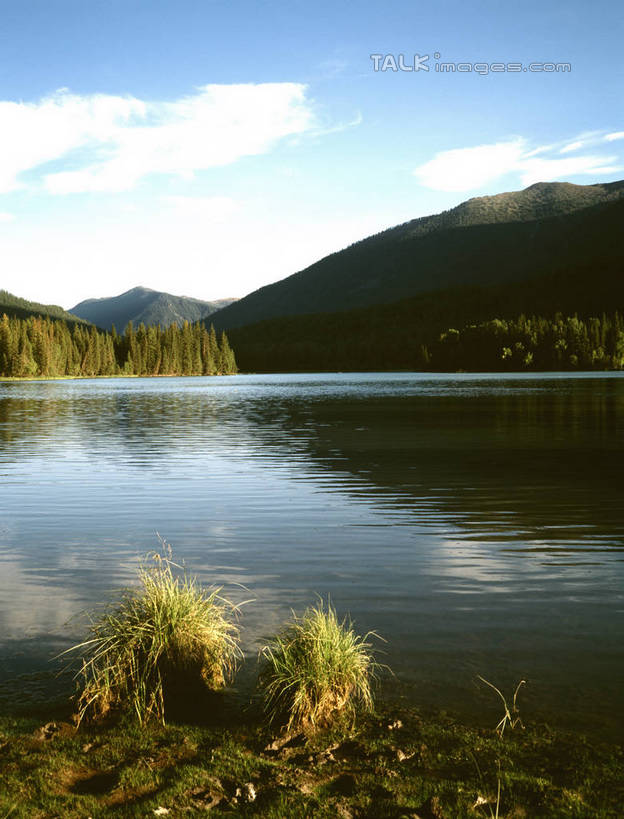 无人,竖图,室外,白天,正面,旅游,度假,湖,湖泊,美景,森林,山,山脉,树林,水,植物,湖面,景观,山峰,水流,水面,云,云朵,山峦,云彩,娱乐,树,树木,蓝色,绿色,白云,蓝天,天空,自然,湖水,群山,天,享受,休闲,景色,放松,生长,晴朗,成长,自然风光,晴空,彩图,shrj1
