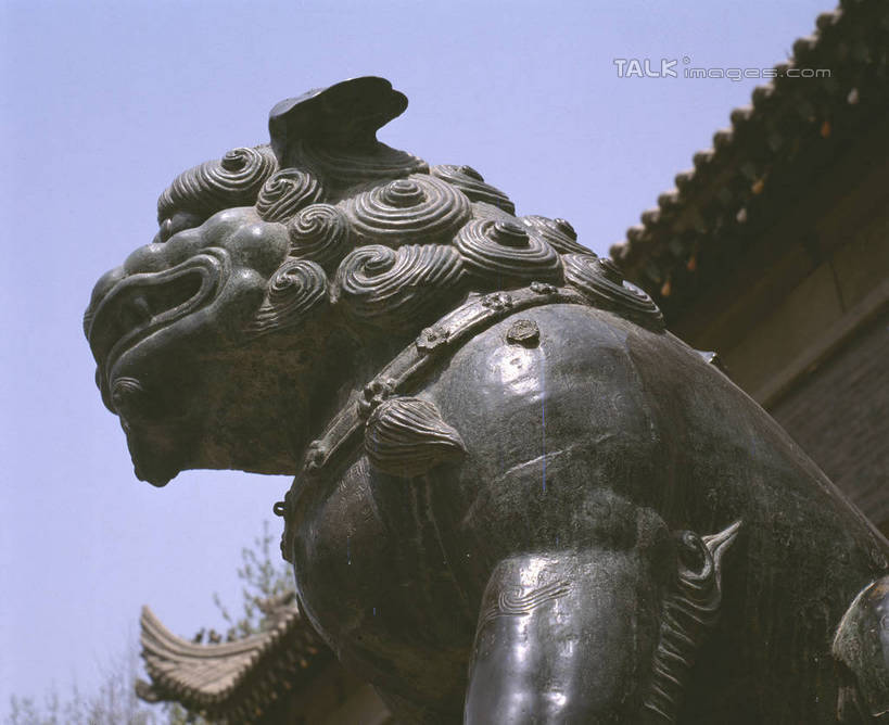 无人,家,横图,室外,白天,仰视,旅游,度假,名胜古迹,标志建筑,地标,建筑,哺乳动物,野生动物,狮子,雕塑,辟邪,遗迹,艺术,装饰,雕刻,雕像,房屋,屋子,古迹,文化,文物,娱乐,建设,古建筑,楼房,石雕,住宅,蓝色,蓝天,天空,动物,工艺品,石狮,天,祈祷,享受,休闲,健康,旅游胜地,瓦房,放松,许愿,晴朗,纪念,祈求,美术,主题,凶猛,陈列,古文明,万里无云,功能,美学,驱邪,祛邪,避邪,守护神,残暴,平安,凶残,晴空,晴空万里,彩图,低角度拍摄,房子,shrj1