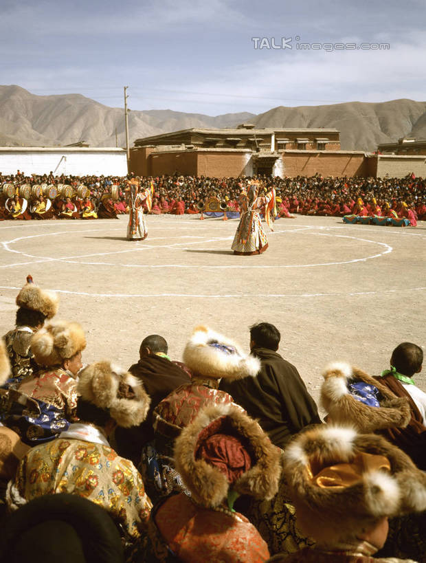 东方人,背部,伙伴,朋友,家,站,坐,竖图,室外,白天,正面,民族服装,跳舞,友谊,山,山脉,帽子,亚洲,阴影,光线,草帽,影子,房屋,屋子,山峰,云,云朵,公寓,山峦,许多人,云彩,注视,黄种人,洋房,楼房,住宅,蓝色,白云,蓝天,天空,阳光,群山,天,观察,看,站着,一群人,晴朗,观看,察看,关注,舞姿,友情,男人,男性,年轻男性,年轻女性,女人,女性,亚洲人,晴空,站立,坐着,半身,彩图,传统服装,民俗服,舞蹈,房子,shrj1