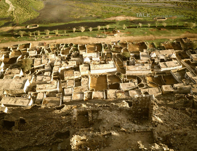 无人,家,横图,俯视,室外,白天,度假,草地,草原,美景,山,山脉,植物,城市风光,城市,阴影,光线,影子,房屋,屋子,景观,旷野,山峰,公寓,山峦,娱乐,洋房,楼房,住宅,草,绿色,阳光,群山,享受,休闲,景色,放松,原野,彩图,高角度拍摄,房子,shrj1