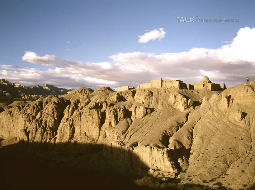 无人,横图,俯视,航拍,室外,白天,旅游,度假,石头,美景,山,山脉,峡谷,阴影,光线,纹路,石子,纹理,影子,景观,山峰,云,云朵,山谷,山峦,云彩,娱乐,蓝色,白云,蓝天,天空,阳光,自然,群山,天,享受,休闲,景色,放松,晴朗,连绵,绵延,岩层,鸟瞰,自然风光,山岭,肌理,联贯,石块,岩石,晴空,彩图,高角度拍摄,shrj1