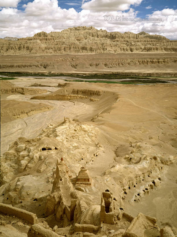 无人,竖图,俯视,航拍,室外,白天,旅游,度假,石头,美景,山,山脉,峡谷,阴影,光线,纹路,石子,纹理,影子,景观,山峰,云,云朵,山谷,山峦,云彩,娱乐,蓝色,白云,蓝天,天空,阳光,自然,群山,天,享受,休闲,景色,放松,晴朗,连绵,绵延,岩层,鸟瞰,自然风光,山岭,肌理,联贯,石块,岩石,晴空,彩图,高角度拍摄,shrj1