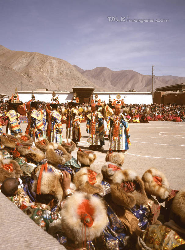 东方人,背部,伙伴,朋友,家,站,坐,竖图,室外,白天,正面,民族服装,跳舞,友谊,山,山脉,帽子,亚洲,阴影,光线,草帽,影子,房屋,屋子,山峰,云,云朵,公寓,山峦,许多人,云彩,注视,黄种人,洋房,楼房,住宅,蓝色,白云,蓝天,天空,阳光,群山,天,观察,看,站着,一群人,晴朗,观看,察看,关注,舞姿,友情,男人,男性,年轻男性,年轻女性,女人,女性,亚洲人,晴空,站立,坐着,半身,彩图,传统服装,民俗服,舞蹈,房子,shrj1