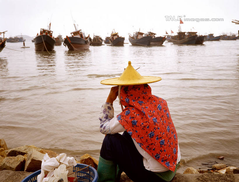 东方人,一个人,坐,横图,室外,白天,旅游,度假,河流,美景,水,船,帽子,亚洲,仅一个女性,仅一个人,许多,撑,阴影,服装,光线,草帽,头巾,影子,河水,景观,水流,木船,很多,黄种人,娱乐,背面,衣服,蓝色,蓝天,天空,阳光,自然,交通工具,天,仅一个中年女性,享受,休闲,景色,放松,服饰,晴朗,撑着,舟,衣着,穿着,自然风光,载具,万里无云,衣饰,女人,女性,中年女性,亚洲人,晴空,晴空万里,坐着,半身,彩图,shrj1