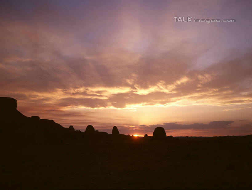 无人,横图,室外,白天,正面,旅游,度假,石头,美景,日落,山,山脉,峡谷,阴影,光线,纹路,石子,纹理,影子,景观,山峰,晚霞,霞光,云,云朵,落日,山谷,山峦,背光,云彩,娱乐,白云,阳光,自然,黄昏,群山,享受,休闲,景色,彩霞,放松,连绵,绵延,岩层,自然风光,山岭,逆光,肌理,联贯,夕照,薄暮,石块,岩石,夕阳,彩图,傍晚,斜阳,shrj1