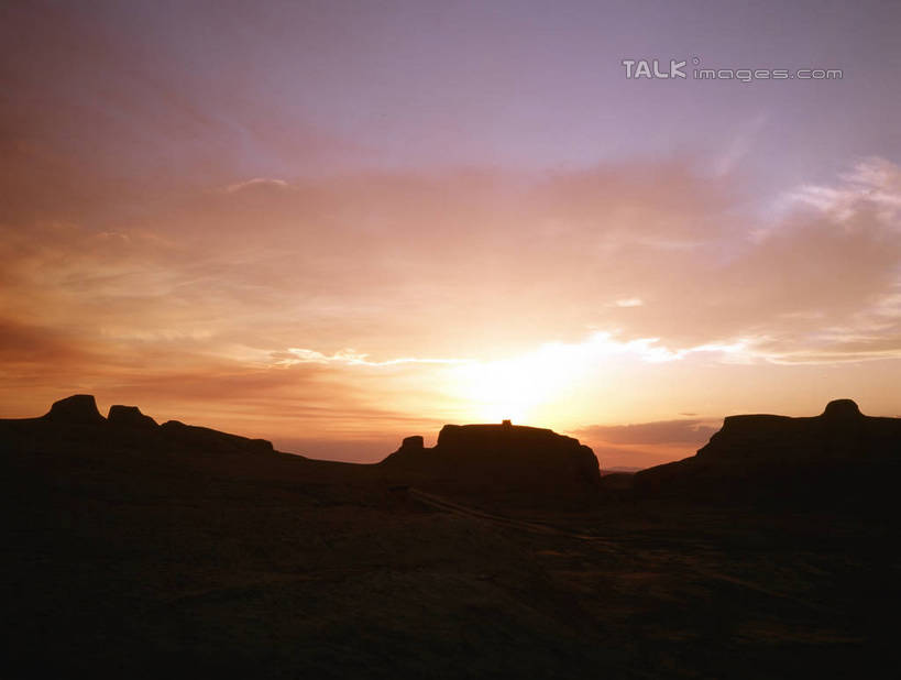 无人,横图,室外,白天,正面,旅游,度假,石头,美景,日落,山,山脉,峡谷,阴影,光线,纹路,石子,纹理,影子,景观,山峰,晚霞,霞光,云,云朵,落日,山谷,山峦,背光,云彩,娱乐,白云,阳光,自然,黄昏,群山,享受,休闲,景色,彩霞,放松,连绵,绵延,岩层,自然风光,山岭,逆光,肌理,联贯,夕照,薄暮,石块,岩石,夕阳,彩图,傍晚,斜阳,shrj1