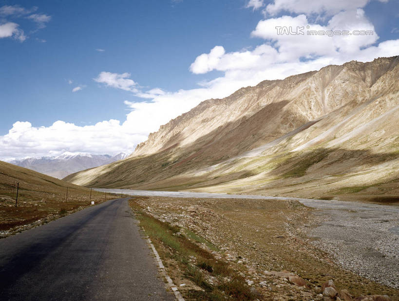 无人,横图,室外,白天,正面,旅游,度假,草地,草坪,石头,美景,山,山脉,峡谷,植物,道路,路,阴影,光线,纹路,石子,纹理,影子,景观,山峰,云,云朵,小路,交通,山谷,山峦,云彩,娱乐,草,蓝色,绿色,白云,蓝天,天空,阳光,自然,群山,天,享受,休闲,景色,放松,晴朗,连绵,绵延,岩层,自然风光,山岭,肌理,联贯,石块,岩石,晴空,彩图,shrj1