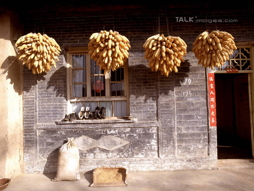 无人,家,横图,室外,白天,正面,旅游,度假,玉米,窗户,门,标志建筑,地标,建筑,蔬菜,对联,许多,吊挂,悬挂,阴影,新鲜,艺术,光线,棒子,标志,文字,影子,字符,手工艺品,房屋,墙,屋子,玉蜀黍,食品,很多,挂,文化,娱乐,标识,建设,楼房,玻璃窗,墙壁,墙面,住宅,食物,阳光,工艺品,门框,享受,休闲,汉字,旅游胜地,放松,平房,有机食品,绿色食品,春联,苞米,高雅,中国文化,中文,苞芦,苞谷,自信心,品位,包谷,大蜀黍,番麦,薏米包,玉高粱,玉麦,珍珠米,国文,华文,彩图,房子,对子,楹联,shrj1