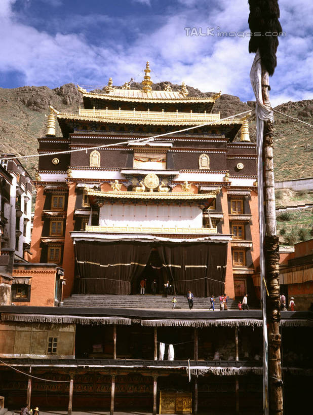 无人,家,竖图,室外,白天,正面,旅游,度假,标志建筑,地标,建筑,阴影,电力,光线,电线,电线杆,线,影子,房屋,屋子,云,云朵,电能,线路,云彩,娱乐,建设,楼房,住宅,蓝色,白云,蓝天,天空,阳光,天,享受,休闲,旅游胜地,放松,晴朗,电,电源,能量,晴空,彩图,房子,shrj1