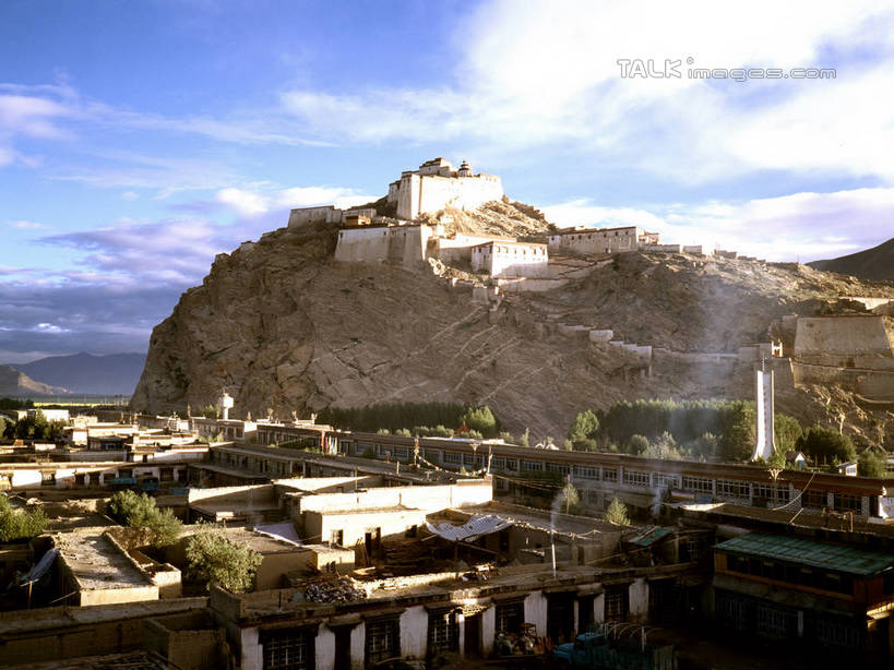 无人,家,横图,室外,白天,正面,旅游,度假,海浪,海洋,美景,山,山脉,植物,标志建筑,地标,建筑,阴影,光线,影子,房屋,屋子,景观,浪花,山峰,云,云朵,建筑群,山峦,云彩,娱乐,建设,楼房,住宅,树,树木,蓝色,绿色,白云,蓝天,天空,阳光,自然,海水,群山,天,享受,休闲,瓦房,景色,放松,生长,晴朗,成长,自然风光,海景,大海,风浪,海,海水的波动,近岸浪,涌浪,晴空,彩图,房子,shrj1