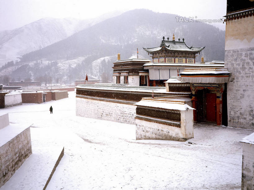 无人,寺庙,横图,室外,白天,正面,旅游,度假,名胜古迹,山,山脉,雪,大雪,标志建筑,地标,建筑,阴影,节日,遗迹,光线,影子,积雪,山峰,雪景,冬季,冬天,山峦,古迹,文化,文物,娱乐,建设,古建筑,蓝色,蓝天,天空,阳光,庙宇,群山,天,祈祷,享受,休闲,健康,旅游胜地,放松,寒冷,许愿,宗教,佛教,信仰,晴朗,纪念,祈求,古文明,万里无云,严寒,释教,平安,晴空,晴空万里,彩图,庙,寺,shrj1