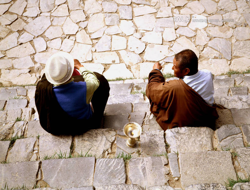 东方人,两个人,伙伴,朋友,坐,说,横图,俯视,室外,白天,民族服装,讨论,友谊,楼梯,帽子,亚洲,阴影,反射,草帽,影子,阶梯,扭头,注视,黄种人,台阶,观察,看,转头,观看,察看,关注,交流,友情,男人,男性,中年男性,亚洲人,沟通,讲话,交谈,商讨,说话,谈话,坐着,彩图,高角度拍摄,全身,传统服装,民俗服,shrj1