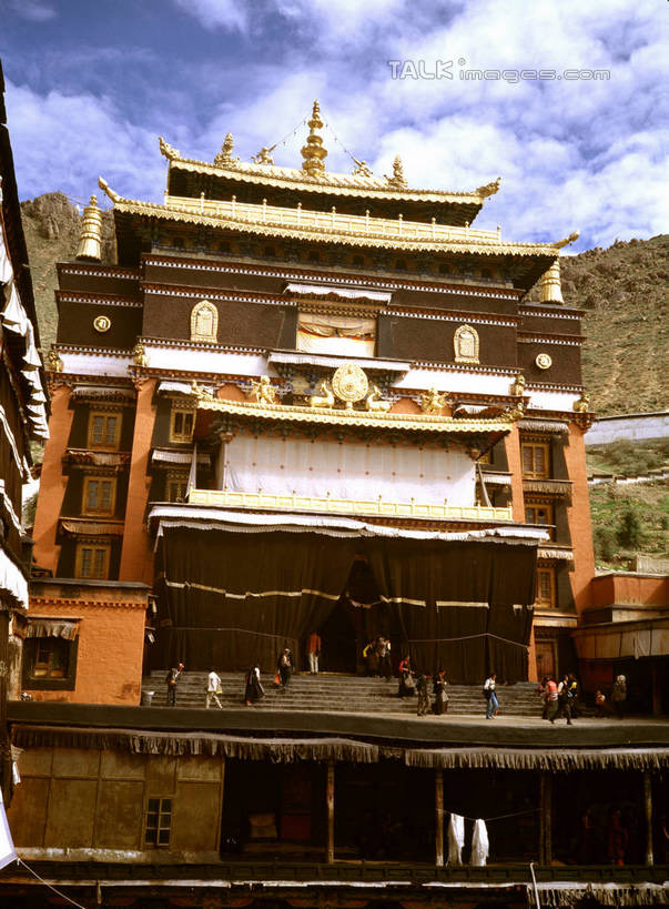 无人,家,竖图,室外,白天,正面,旅游,度假,标志建筑,地标,建筑,阴影,电力,光线,电线,电线杆,线,影子,房屋,屋子,云,云朵,电能,线路,云彩,娱乐,建设,楼房,住宅,蓝色,白云,蓝天,天空,阳光,天,享受,休闲,旅游胜地,放松,晴朗,电,电源,能量,晴空,彩图,房子,shrj1