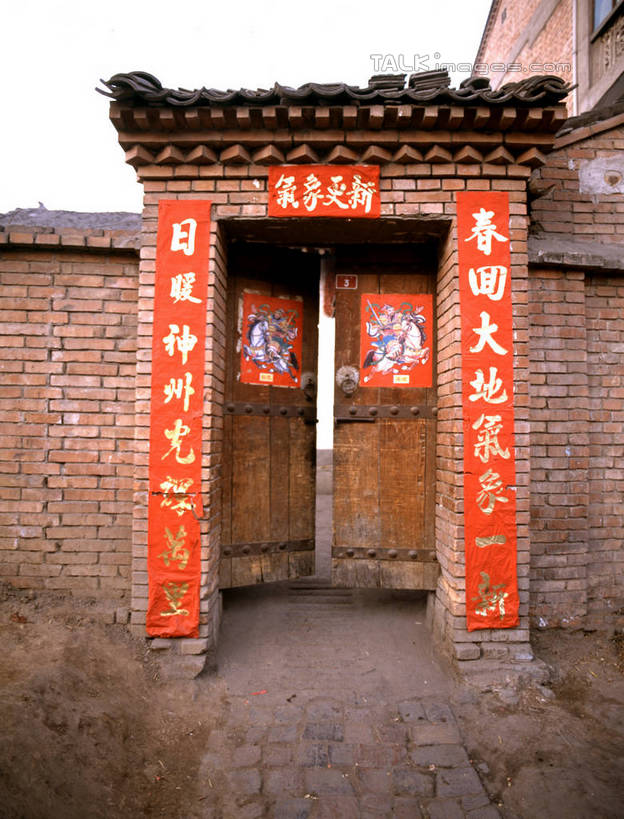 无人,家,竖图,室外,白天,正面,旅游,度假,门,标志建筑,地标,建筑,对联,阴影,艺术,光线,标志,文字,影子,字符,手工艺品,房屋,屋子,文化,娱乐,标识,建设,楼房,住宅,蓝色,蓝天,天空,阳光,工艺品,门框,天,享受,休闲,汉字,旅游胜地,瓦房,放松,晴朗,春联,高雅,中国文化,中文,万里无云,自信心,品位,国文,华文,晴空,晴空万里,彩图,房子,对子,楹联,shrj1