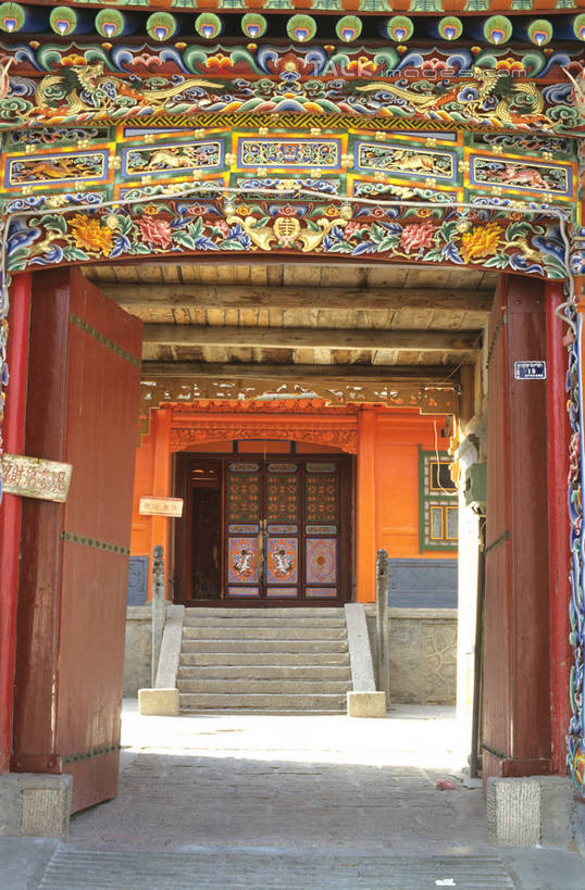 无人,家,栏杆,竖图,室外,白天,正面,旅游,度假,楼梯,门,标志建筑,地标,建筑,阴影,光线,扶手,影子,大门,房屋,阶梯,屋子,娱乐,建设,护栏,楼房,台阶,住宅,阳光,门框,享受,休闲,旅游胜地,瓦房,放松,前门,宅院,彩图,房子,宅门,shrj1