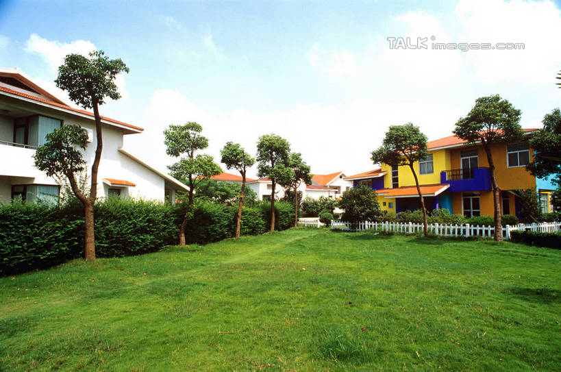 无人,家,横图,室外,白天,正面,度假,美景,别墅,城市风光,城市,阴影,光线,影子,房屋,屋子,草屋,景观,云,云朵,公寓,云彩,娱乐,洋房,楼房,住宅,蓝色,白云,蓝天,天空,阳光,茅草屋,天,享受,休闲,景色,放松,晴朗,晴空,彩图,房子,茅舍,茅屋,小屋,shrj1