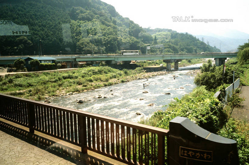 无人,横图,室外,白天,正面,旅游,度假,草地,草坪,河流,石头,美景,山,山脉,树林,水,植物,阴影,光线,石子,影子,河水,景观,山峰,水流,天桥,桥,山峦,娱乐,草,树,树木,蓝色,绿色,蓝天,天空,阳光,自然,群山,天,享受,休闲,景色,放松,生长,晴朗,成长,人行桥,自然风光,万里无云,石块,晴空,晴空万里,彩图,shrj1