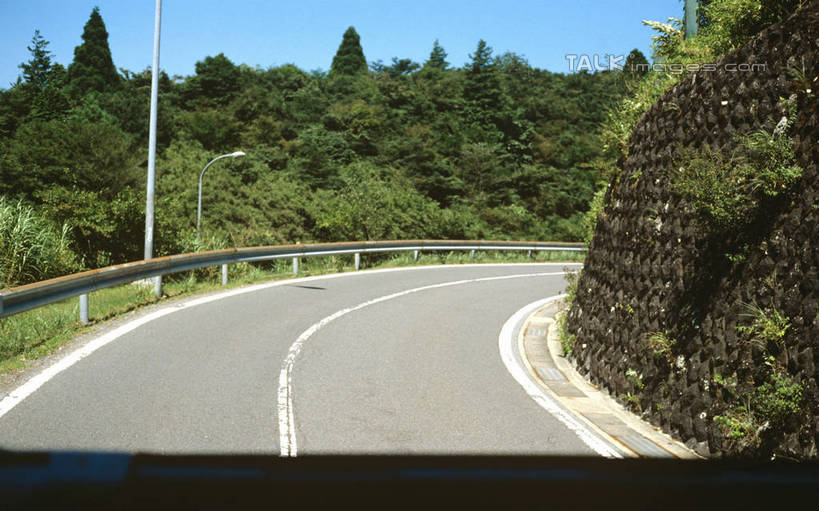 无人,横图,室外,白天,正面,旅游,度假,美景,森林,山,山脉,树林,植物,道路,路,路灯,公路,照明,阴影,曲折,弯曲,光线,影子,景观,山峰,灯光,分界线,停车线,交通,山峦,娱乐,灯,树,树木,蓝色,绿色,蓝天,天空,阳光,自然,群山,天,享受,休闲,景色,放松,蜿蜒,生长,晴朗,成长,车行道,车行道分界线,照亮,照明设备,自然风光,标线,车行线,万里无云,晴空,晴空万里,马路,彩图,shrj1