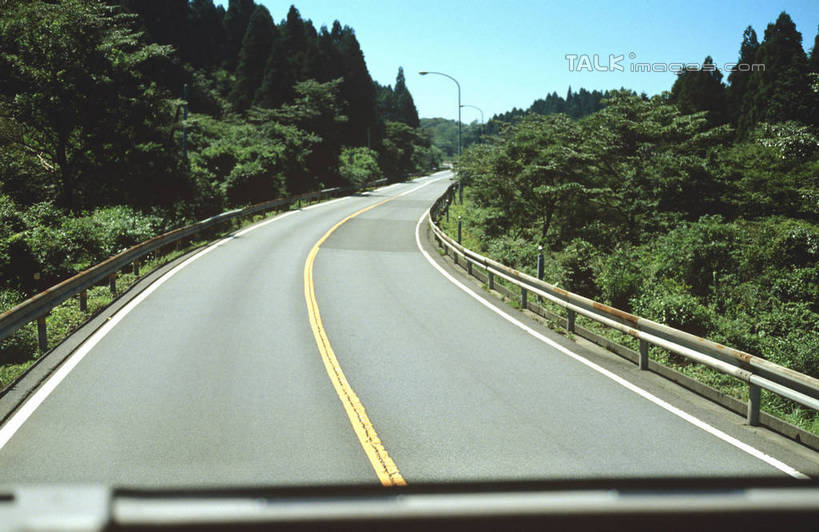 无人,栏杆,横图,室外,白天,正面,旅游,度假,美景,山,山脉,树林,植物,道路,路,路灯,公路,照明,阴影,光线,扶手,影子,景观,山峰,灯光,分界线,停车线,交通,山峦,娱乐,护栏,灯,树,树木,蓝色,绿色,蓝天,天空,阳光,自然,群山,天,享受,休闲,景色,放松,生长,晴朗,成长,车行道,车行道分界线,照亮,照明设备,自然风光,标线,车行线,万里无云,晴空,晴空万里,马路,彩图,shrj1