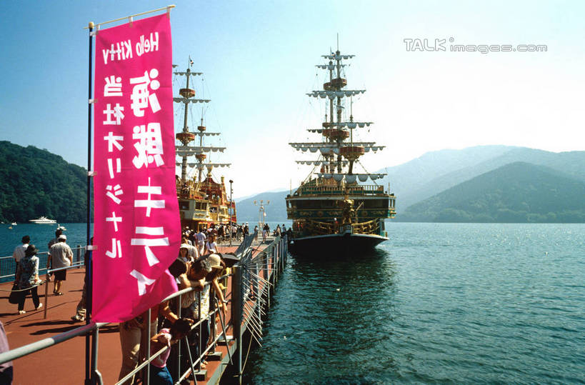 帆船,无人,横图,室外,白天,正面,旅游,度假,河流,美景,山,山脉,水,船,旗帜,阴影,光线,日文,标志,文字,影子,字符,河水,景观,山峰,水流,山峦,两艘,娱乐,标识,旗子,蓝色,蓝天,天空,阳光,自然,交通工具,群山,天,享受,休闲,景色,放松,晴朗,自然风光,载具,万里无云,日语,旌旗,旗号,晴空,晴空万里,彩图,shrj1