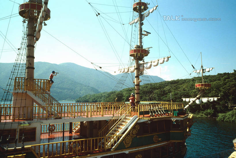 帆船,无人,横图,室外,白天,仰视,旅游,度假,河流,美景,森林,山,山脉,树林,水,植物,船,阴影,光线,影子,河水,景观,山峰,水流,云,云朵,山峦,两艘,云彩,娱乐,树,树木,蓝色,绿色,白云,蓝天,天空,阳光,自然,交通工具,群山,天,享受,休闲,景色,放松,生长,晴朗,成长,自然风光,载具,晴空,彩图,低角度拍摄,shrj1