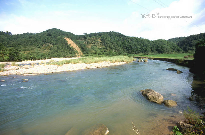 无人,横图,室外,白天,正面,旅游,度假,河流,石头,美景,沙滩,山,山脉,水,阴影,光线,沙子,石子,影子,河岸,河水,河滩,景观,山峰,水流,云,云朵,沙地,山峦,云彩,娱乐,蓝色,白云,蓝天,天空,阳光,自然,群山,天,享受,休闲,景色,放松,晴朗,自然风光,石块,岩石,晴空,彩图,shrj1