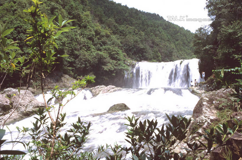 无人,横图,室外,白天,正面,旅游,度假,石头,美景,瀑布,森林,山,山脉,树林,水,峡谷,植物,阴影,飞溅,溅,光线,石子,液体,影子,景观,山峰,水滴,山谷,山峦,娱乐,水珠,树,树木,蓝色,绿色,蓝天,天空,阳光,自然,群山,天,享受,休闲,景色,放松,生长,晴朗,成长,岩层,喷洒,自然风光,万里无云,跌水,石块,岩石,晴空,晴空万里,彩图,shrj1