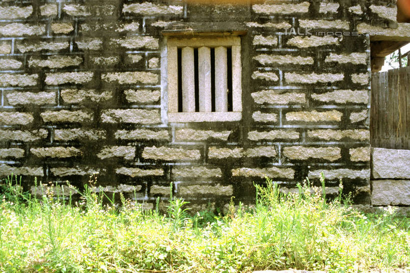 无人,家,横图,室外,白天,正面,建材,草地,草坪,植物,窗户,建筑,阴影,光线,材料,影子,砖,砖块,房屋,墙,屋子,楼房,玻璃窗,墙壁,墙面,住宅,草,绿色,阳光,砖头,建造,石料,彩图,房子,砌墙砖,shrj1