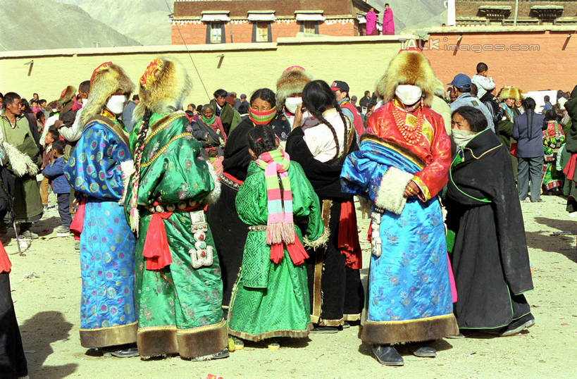 东方人,背部,家,站,横图,室外,白天,正面,民族服装,亚洲,节日,庆祝,房屋,屋子,许多人,注视,黄种人,文化,楼房,住宅,观察,看,站着,一群人,庆典,瓦房,观看,纪念,察看,关注,男人,男性,年轻男性,年轻女性,女人,女性,亚洲人,站立,半身,彩图,传统服装,民俗服,房子,shrj1