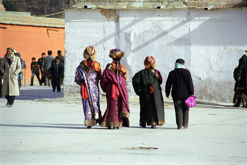东方人,背部,家,走,横图,室外,白天,正面,民族服装,亚洲,行人,服装,节日,庆祝,房屋,屋子,许多人,注视,休闲装,黄种人,文化,楼房,路人,住宅,衣服,观察,看,一群人,庆典,休闲,休闲服,瓦房,服饰,观看,纪念,察看,关注,过客,男人,男性,年轻男性,年轻女性,女人,女性,亚洲人,步行,散步,走路,半身,彩图,传统服装,民俗服,房子,shrj1