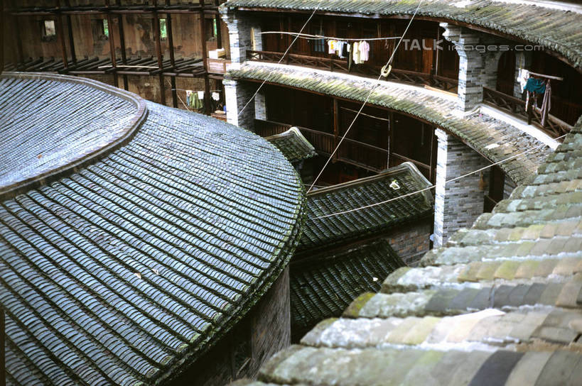 无人,家,横图,俯视,室外,白天,旅游,度假,名胜古迹,标志建筑,地标,建筑,遗迹,瓦片,房屋,屋子,瓦,古迹,文物,娱乐,建设,古建筑,楼房,住宅,享受,休闲,旅游胜地,放松,建造,古文明,屋瓦,土楼,彩图,高角度拍摄,房子,福建土楼,客家土楼,客家土围楼,圆形围屋,shrj1