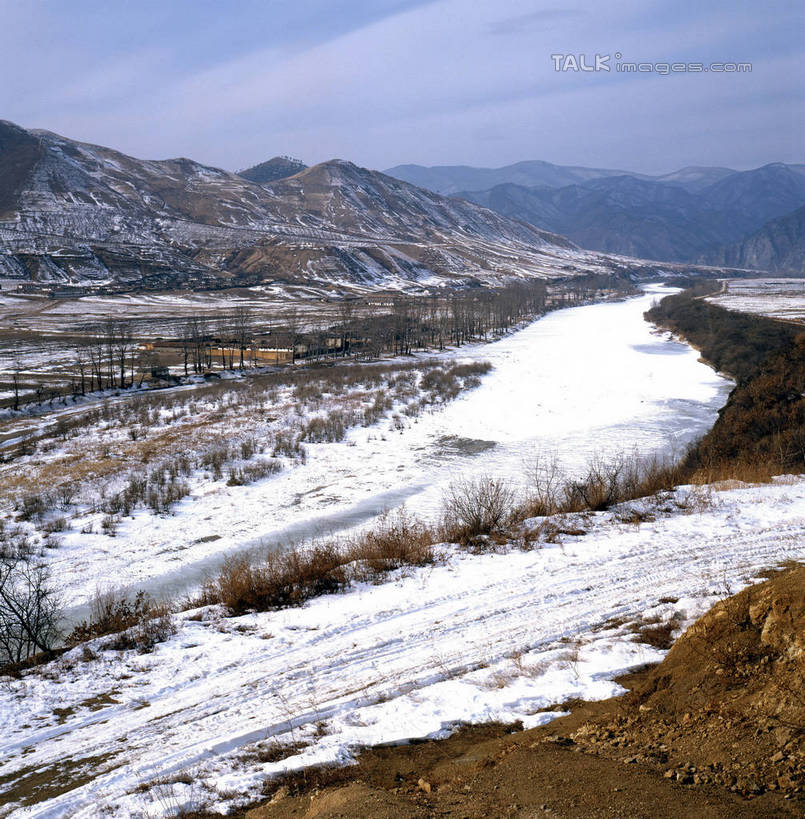 无人,竖图,室外,白天,正面,旅游,度假,美景,山,树林,雪,雪山,植物,大雪,阴影,光线,影子,冰,积雪,景观,山峰,雪景,云,云朵,冬季,冬天,山峦,云彩,娱乐,树,树木,蓝色,绿色,白云,蓝天,天空,阳光,自然,天,享受,休闲,景色,放松,寒冷,生长,晴朗,成长,冰冷,自然风光,严寒,冰凉,酷寒,凛冽,凛凛,极冷,晴空,彩图,shrj1