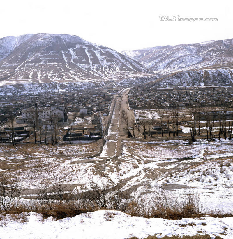 无人,竖图,室外,白天,正面,旅游,度假,河流,美景,山,树林,水,雪,雪山,植物,大雪,阴影,光线,影子,冰,河水,积雪,景观,山峰,水流,雪景,冬季,冬天,桥,山峦,娱乐,树,树木,蓝色,绿色,蓝天,天空,阳光,自然,天,享受,休闲,景色,放松,寒冷,吊桥,生长,晴朗,成长,人行桥,悬索桥,冰冷,自然风光,吊杆,万里无云,严寒,冰凉,酷寒,凛冽,凛凛,极冷,锚锭,悬索,晴空,晴空万里,彩图,shrj1