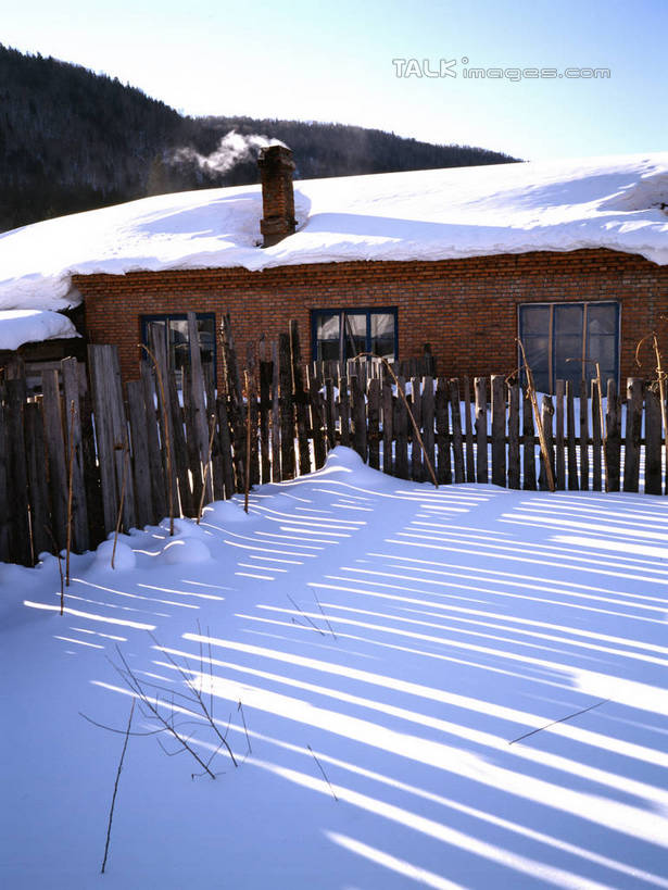 无人,家,栏杆,竖图,室外,白天,正面,旅游,度假,美景,山,山脉,雪,大雪,阴影,光线,影子,栅栏,房屋,屋子,积雪,景观,篱笆,山峰,雪景,冬季,冬天,围栏,山峦,娱乐,护栏,楼房,住宅,蓝色,蓝天,天空,阳光,自然,群山,天,享受,休闲,景色,放松,寒冷,晴朗,自然风光,万里无云,严寒,晴空,晴空万里,彩图,房子,shrj1