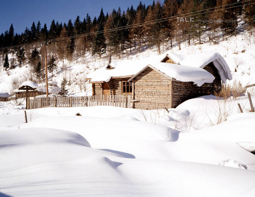 无人,家,木屋,栏杆,横图,室外,白天,正面,旅游,度假,美景,森林,山,树林,雪,雪山,植物,大雪,阴影,电力,光线,电线,电线杆,线,影子,栅栏,冰,积雪,景观,篱笆,山峰,雪景,冬季,冬天,围栏,电能,山峦,线路,娱乐,护栏,住宅,树,树木,蓝色,绿色,蓝天,天空,阳光,自然,天,享受,休闲,景色,放松,寒冷,生长,晴朗,成长,电,电源,冰冷,自然风光,能量,万里无云,严寒,冰凉,酷寒,凛冽,凛凛,极冷,晴空,晴空万里,彩图,茅舍,茅屋,棚屋,小木屋,小屋,shrj1