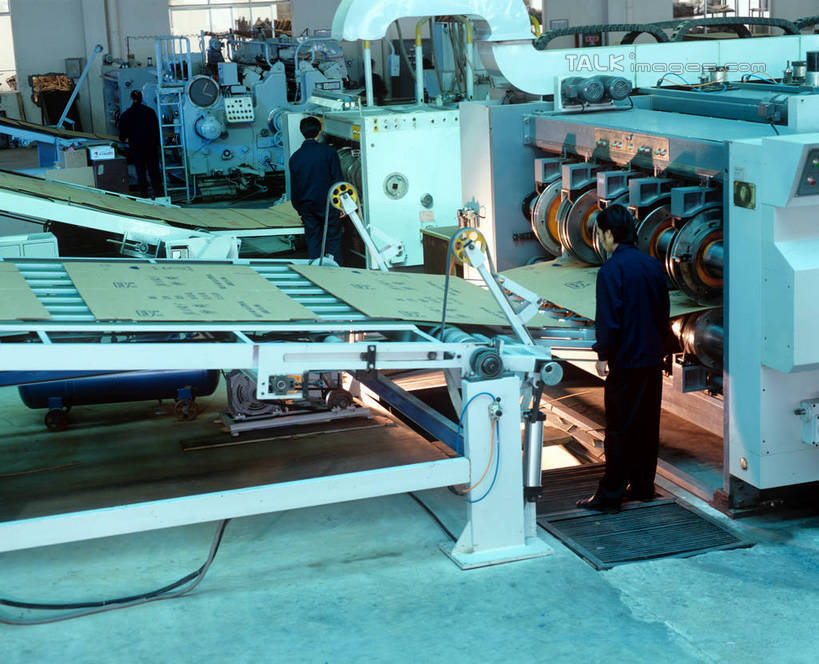 东方人,背部,三个人,伙伴,朋友,工厂,站,搬运,横图,室内,白天,正面,工作服,制服,友谊,合作,团队,车间,机器,流水线,亚洲,印刷,传输,纸,注视,黄种人,设备,工人,观察,看,站着,机械,战略,工业,运输,观看,传送带,察看,便利,传送,关注,载具,宣纸,传输带,印刷机,联合,合谋,方便,工作制服,纸寿千年,纸中之王,泾县纸,配合,协作,男人,男性,年轻男性,亚洲人,员工,站立,彩图,全身,工作套服,制造厂,印刷设备,匠人,劳动者,体力工,生产工厂,shrj1