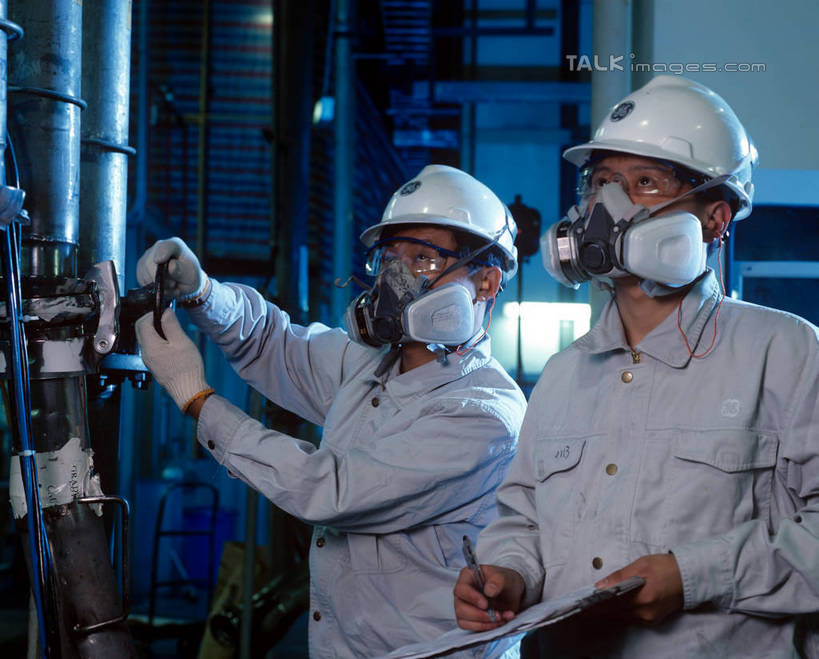 东方人,两个人,伙伴,朋友,工厂,站,横图,室内,白天,正面,工作服,制服,友谊,安全,合作,团队,车间,流水线,帽子,亚洲,握,分离,笔,面具,器材,头盔,办公用品,防护,过滤,拿,分开,拿着,注视,黄种人,文具,工人,安全帽,手套,学习用品,观察,看,站着,隔断,战略,握着,遮掩,工业,观看,保护,隔离,文具用品,阀门,调节,察看,掩盖,遮挡,关注,面罩,净化,间隔,保险,记录板,防毒面具,遮盖,记事板,保全,周全,安稳,安定,联合,合谋,防护手套,掩饰,断绝,隔开,屏蔽,屏绝,远离,中断,阻遏,阻隔,导气管,防护器材,滤毒罐,工作制服,稳压,配合,平安,协作,男人,男性,中年男性,亚洲人,员工,站立,半身,彩图,工作套服,制造厂,截止,导流,分流,匠人,劳动者,体力工,生产工厂,shrj1