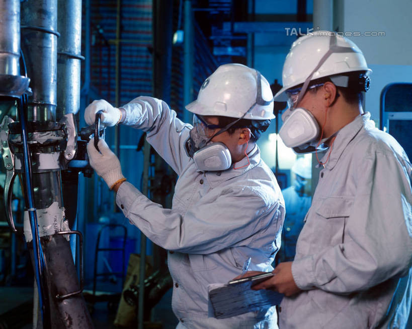 东方人,两个人,伙伴,朋友,工厂,站,横图,室内,白天,正面,工作服,制服,友谊,安全,合作,团队,车间,流水线,帽子,亚洲,握,分离,笔,面具,器材,头盔,办公用品,防护,过滤,拿,分开,拿着,注视,黄种人,文具,工人,安全帽,手套,学习用品,观察,看,站着,隔断,战略,握着,遮掩,工业,观看,保护,隔离,文具用品,阀门,调节,察看,掩盖,遮挡,关注,面罩,净化,间隔,保险,记录板,防毒面具,遮盖,记事板,保全,周全,安稳,安定,联合,合谋,防护手套,掩饰,断绝,隔开,屏蔽,屏绝,远离,中断,阻遏,阻隔,导气管,防护器材,滤毒罐,工作制服,稳压,配合,平安,协作,男人,男性,中年男性,亚洲人,员工,站立,半身,彩图,工作套服,制造厂,截止,导流,分流,匠人,劳动者,体力工,生产工厂,shrj1