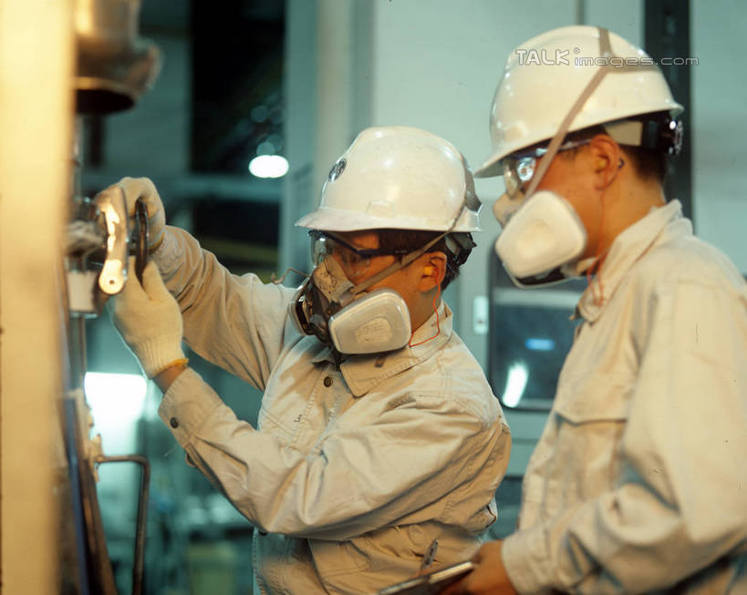 东方人,两个人,伙伴,朋友,工厂,站,横图,室内,白天,正面,工作服,制服,友谊,安全,合作,团队,车间,流水线,帽子,亚洲,握,分离,笔,面具,器材,头盔,办公用品,防护,过滤,拿,分开,拿着,注视,黄种人,文具,工人,安全帽,手套,学习用品,观察,看,站着,隔断,战略,握着,遮掩,工业,观看,保护,隔离,文具用品,阀门,调节,察看,掩盖,遮挡,关注,面罩,净化,间隔,保险,记录板,防毒面具,遮盖,记事板,保全,周全,安稳,安定,联合,合谋,防护手套,掩饰,断绝,隔开,屏蔽,屏绝,远离,中断,阻遏,阻隔,导气管,防护器材,滤毒罐,工作制服,稳压,配合,平安,协作,男人,男性,中年男性,亚洲人,员工,站立,半身,彩图,工作套服,制造厂,截止,导流,分流,匠人,劳动者,体力工,生产工厂,shrj1