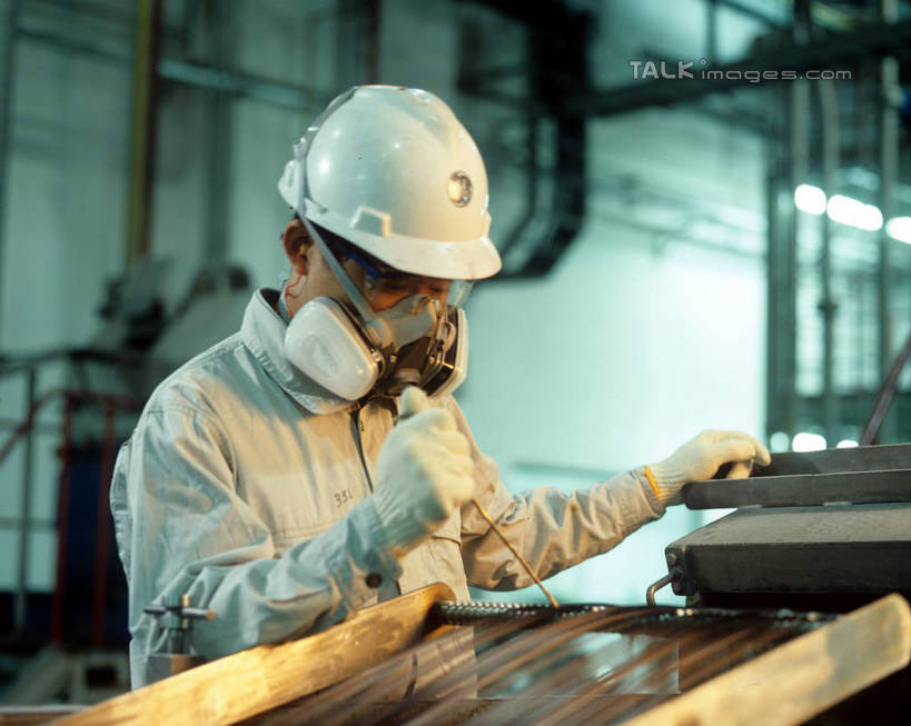 东方人,一个人,工厂,站,搬运,横图,室内,白天,正面,工作服,制服,安全,车间,流水线,帽子,亚洲,仅一个男性,仅一个人,传输,分离,面具,器材,头盔,防护,过滤,分开,注视,黄种人,管道,工人,仅一个年轻男性,安全帽,手套,低头,观察,看,站着,隔断,遮掩,工业,运输,观看,保护,隔离,传送带,察看,便利,掩盖,遮挡,传送,关注,面罩,净化,载具,间隔,防毒面具,传输带,遮盖,防护手套,掩饰,断绝,隔开,屏蔽,屏绝,远离,中断,阻遏,阻隔,导气管,防护器材,滤毒罐,方便,工作制服,男人,男性,年轻男性,亚洲人,员工,站立,半身,彩图,工作套服,制造厂,匠人,劳动者,体力工,生产工厂,shrj1