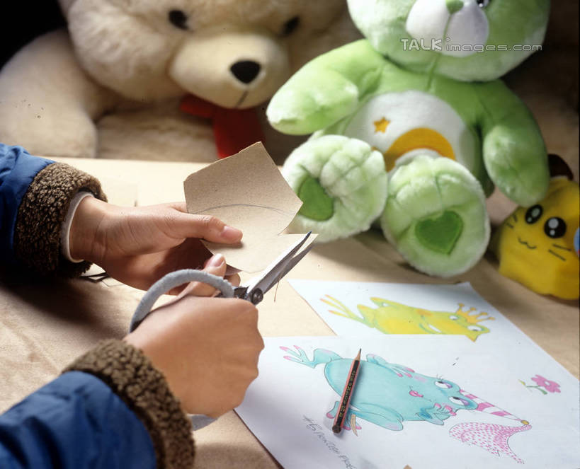 东方人,手,一个人,横图,俯视,室内,特写,白天,工作服,毛衣,制服,游戏,玩具,亚洲,双手,仅一个男性,仅一个人,握,修剪,朦胧,模糊,艺术,工具,剪刀,玩偶,纸艺,手工艺品,拿,玩,拿着,黄种人,文化,娱乐,工人,仅一个年轻男性,纸制品,工艺品,剪纸,休闲,手部,益智,握着,毛绒玩具,裁剪,安慰,剪子,剪裁,切割,高雅,发泄,消遣,线衫,自信心,品位,宣泄,剪画,刻纸,工作制服,毛线衣,绒线衣,男人,男性,年轻男性,亚洲人,员工,玩耍,嬉戏,半身,彩图,高角度拍摄,工作套服,绒衣,套衫,套头毛衣,线衣,匠人,劳动者,体力工,shrj1