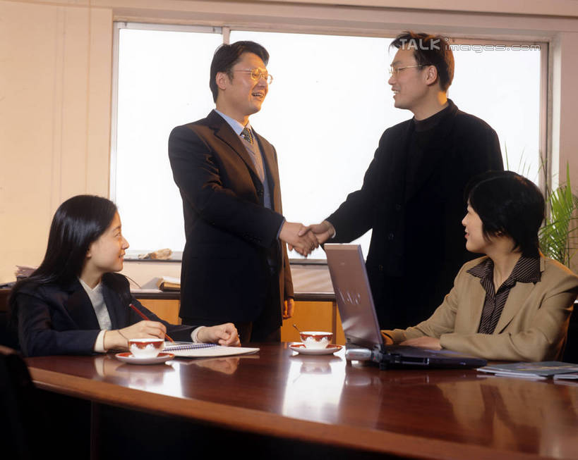 东方人,四个人,同事,商务人士,商务男性,商务女性,办公室,站,坐,握手,笑,微笑,露齿笑,横图,室内,白天,正面,衬衫,成功,合作,团队,集体,信心,电脑,笔记本电脑,水,窗户,家具,桌子,杯子,椅子,亚洲,敲打,套装,网络,材料,档案,文件,液体,办公桌,领带,注视,黄种人,输入,通讯设备,饮用水,队伍,玻璃窗,玻璃制品,会议椅,水杯,资料,矿泉水,打字,观察,看,站着,观看,点击,敲击,办公椅,察看,无线,领导,象征,庄重,成就,关注,文档,通信设备,商务装,身份,无线网络,合伙,领袖,无线上网,便携式电脑,工薪阶层,蒸馏水,办公家具,正式,地位,商务椅,培训椅,按键,手提电脑,男人,男性,年轻男性,年轻女性,女人,女性,亚洲人,白领,上班族,玻璃杯,搀手,拉手,手拉手,手握手,站立,坐着,半身,彩图,衬衣,shrj1